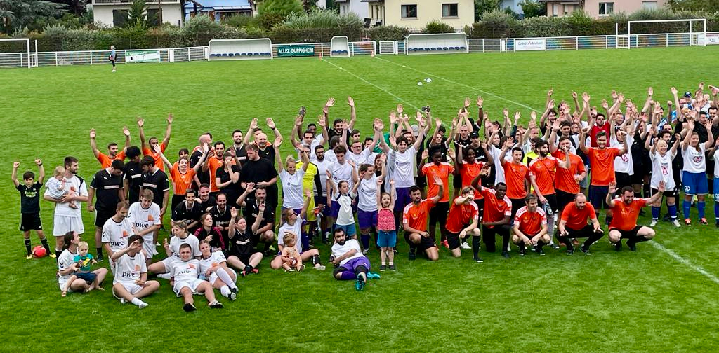Photographie d'équipes de foot sur un terrain