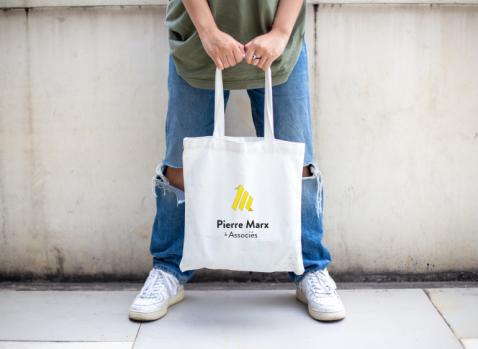 Photographie d"une personne tenant un tote bag