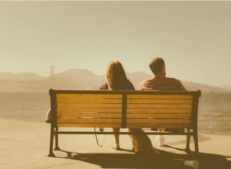 Photographie d'un couple sur un banc public
