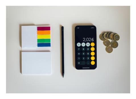 Photograpahie d'un post it et d'une calculatrice