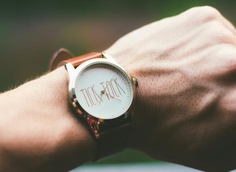 Photographie d'un poignet avec une montre