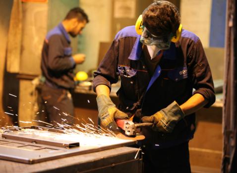 Photographie d'un homme dans une usine