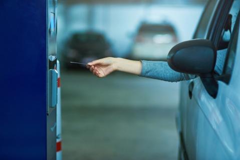 Illustration de l'article Facturation électronique : quel sort pour les tickets de parking et de péage ?