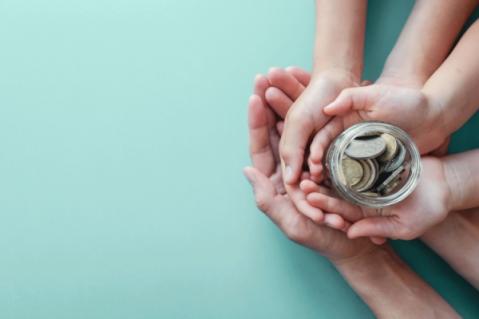Illustration de l'article Donner à ses enfants et profiter d’avantages fiscaux : on en sait plus !