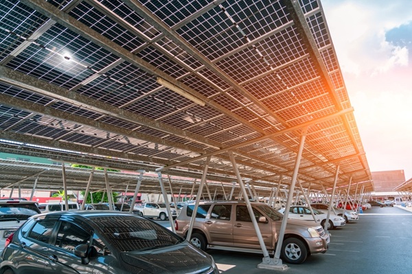 Illustration de l'article Panneaux photovoltaïques et équipement des parkings : un délai supplémentaire ?
